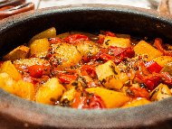 Рецепта Пролетен гювеч с телешко месо и зеленчуци - картофи, моркови, тиквички, чушки и ориз на фурна